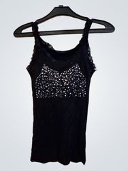 Débardeur noir avec des embellissements en strass ..
