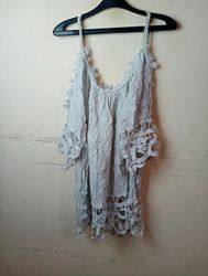 Abito grigio a spalle scoperte con pizzo