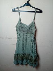 Grünes Kleid mit Häkeloberteil und Rüschensaum
