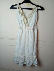 Weißes Spitzenkleid mit Rüschensaum