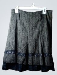Frauen-Tweed-Rock mit verziertem Saum