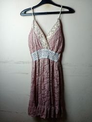 Pinker Spitzenkleid mit besticktem Ausschnitt