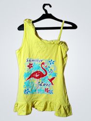 Gelbes Tanktop mit Flamingo-Grafik und dem Text „S..