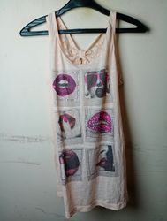 Pinkes Tanktop mit grafischem Aufdruck von Lippen ..