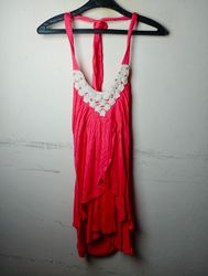 Rotes Kleid mit weißen Spitzendetails