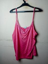 Camiseta de alças rosa com acabamento em renda