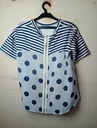 Top listrado azul e branco com sobreposição de poá..