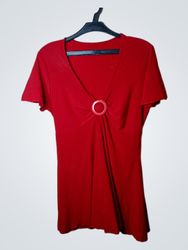 Rotes V-Ausschnitt-T-Shirt mit pinker Ringdetailie..