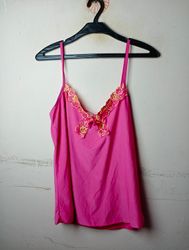 Rosa Camisole mit Spitzenbesatz