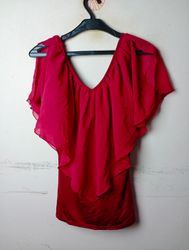 Rotes Top mit V‑Ausschnitt und Rüschensaum