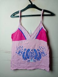 Pinkes Tanktop mit blauem Blumenmuster