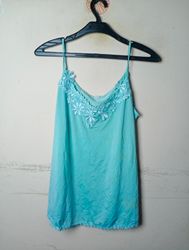 Türkisfarbene Camisole mit Spitzenbesatz