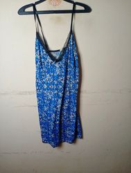 Robe nuisette bleu et blanc à motif avec bordure e..