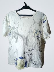 Fashion-Kollektion weißes T-Shirt mit Blumenmuster