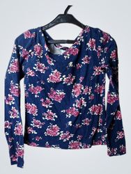 Top a manica lunga con stampa floreale blu tenue
