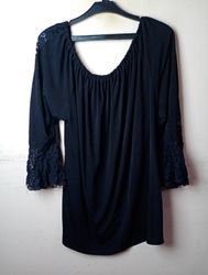 Schwarzes schulterfreies Kleid mit Spitzenbesatz