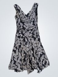 Sleeveless V-neck dress with leaf print