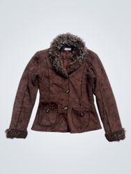 Veste en fausse suède marron avec finition en four..