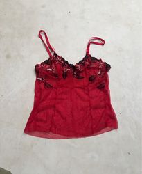 Camisole transparente rouge avec bordure en dentel..