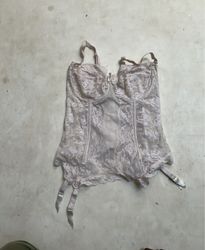 Corset en dentelle rose avec jarretelles