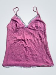 Camisola rosa com acabamento em renda