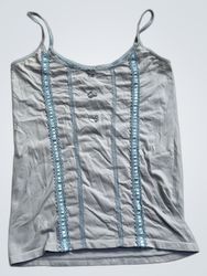 Hellblaues Trägershirt mit Spitze und Knopfdetail
