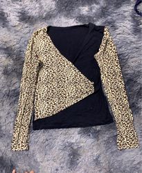 Blusa de manga longa com mangas de estampa de leop..