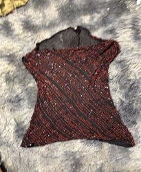 Blusa preta com enfeites vermelhos e prateados