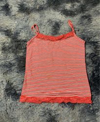 Camisola a righe rosse e bianche con bordi in pizz..