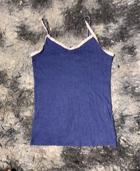Camisola azul com detalhes brancos