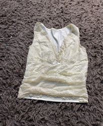 Top in pizzo crema