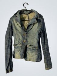 Giubbotto di jeans con decorazioni