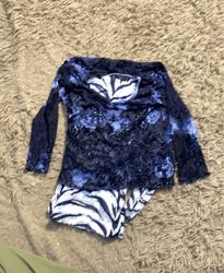 Blusa de mangas longas azul e preta com estampa de..