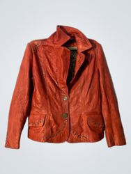 Giacca in pelle rossa con borchie
