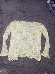 Blusa de crochê amarela de manga longa