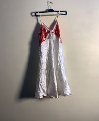 Weißes und rotes blumiges Slipkleid