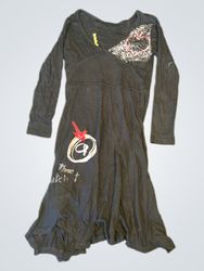 Schwarzes Kleid mit Grafikprint und Schriftzug