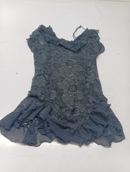 Vestito nero in pizzo con volant