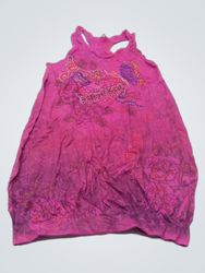 Regata rosa com estampa de flores e borboletas