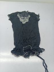 Blusa cinza-escura com babados
