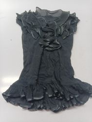 Vestido preto com babados