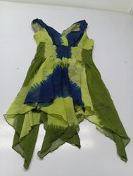 Grün-blaues Batik-Kleid mit Taschentuchsaum