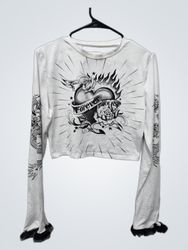 Top cropped branco de manga comprida com estampa d..