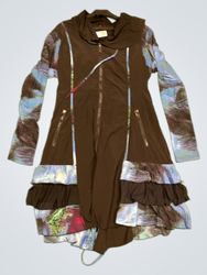 GL schwarze Jacke mit blauen und schwarzen Druckär..