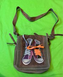 Crossbody-Tasche im Sneaker-Design