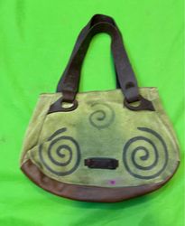 Grüne und braune Handtasche mit Wirbelmuster