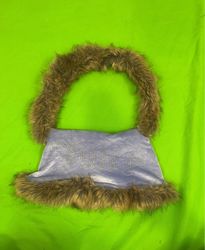 Borsa a spalla blu in velluto con bordo di pellicc..