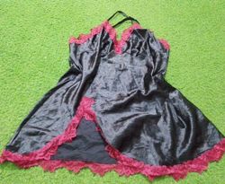 Nuisette en satin noir avec bordure en dentelle ro..