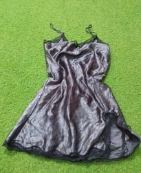 Chemise de nuit noire en satin avec dentelle pour ..