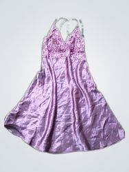 Chemise de nuit en dentelle violette à motif flèch..
